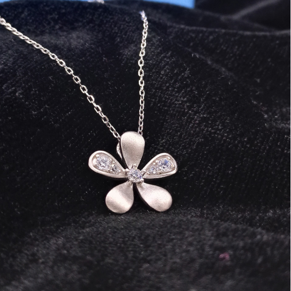 925 Sterling Silver Silver Flower Pendant with Chain 